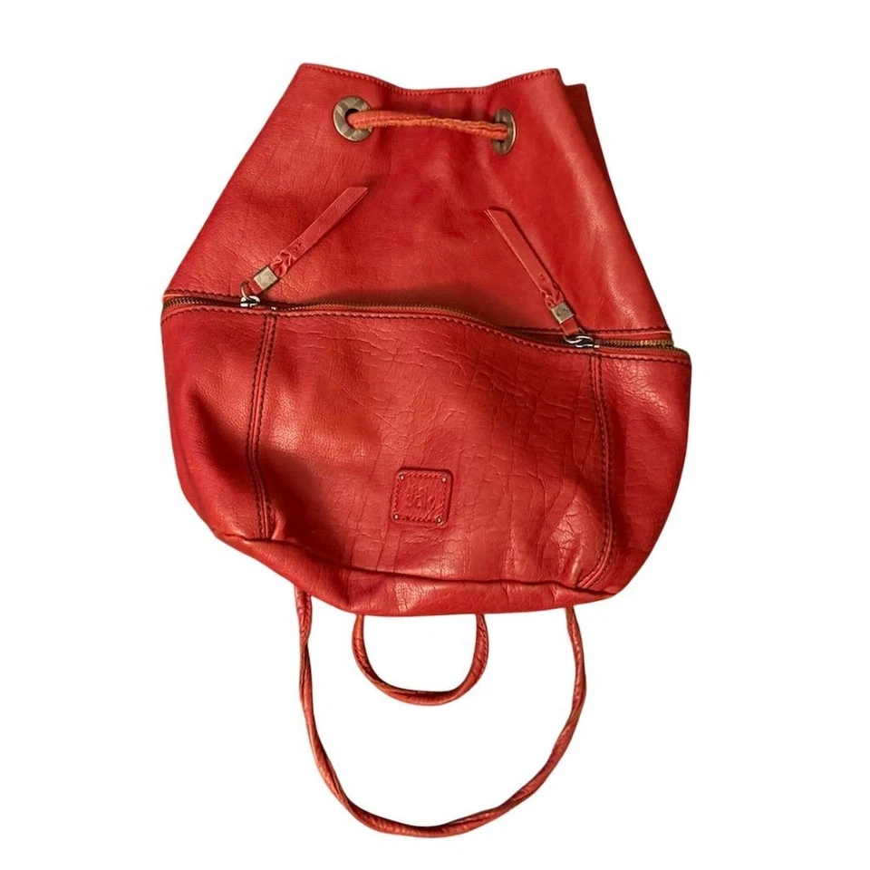 Mochila boho de cuero roja The Sak para mujer con correas ajustables bolsillos Foto 3 de 4