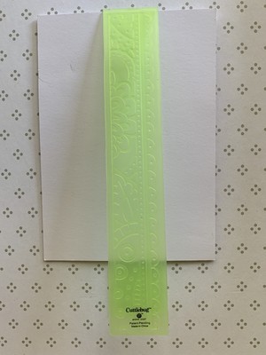 Cuttlebug Embossing Folder & Cricut Bordüre gestanzt. 