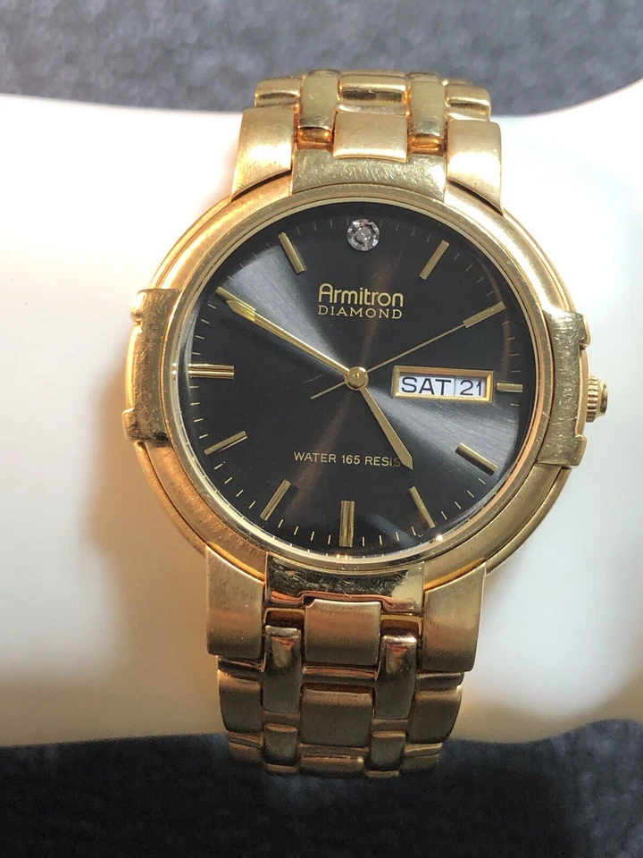 Reloj de Vestir Armitron Hombre Diamante Tono Dorado Esfera Negra 37mm Día/Fecha Nuevo Murciélago Foto 2 de 4