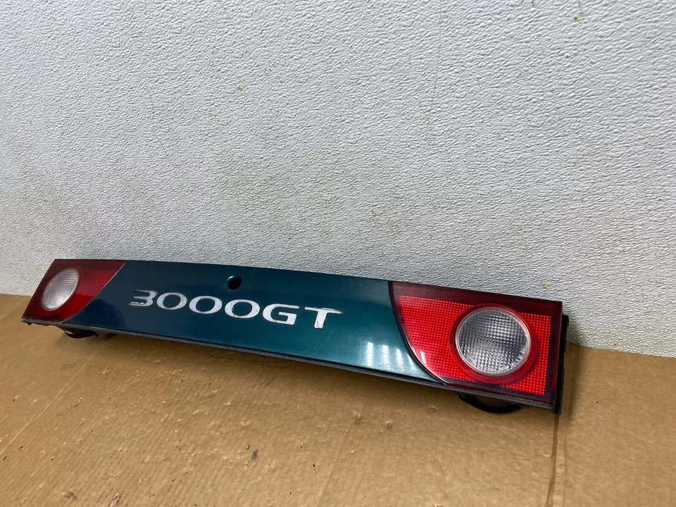 Panel de luz trasera central maletero Mitsubishi 3000GT 1995 a 1998 G2444 Foto 2 de 4