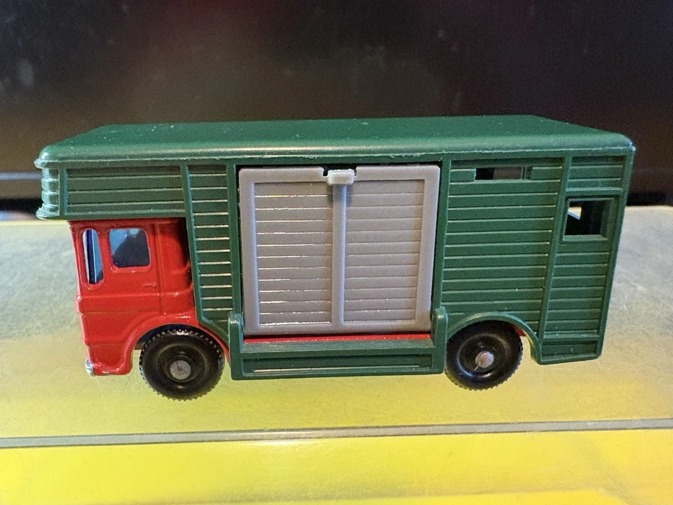 Caja Caballo Matchbox Vintage Nº 17 Rojo y Verde con Caballos Lesney 1969 Exc. L-62C Foto 3 de 4