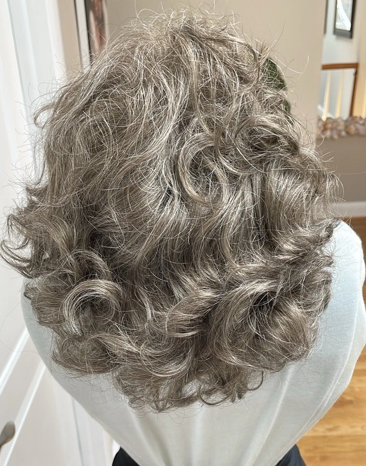 Peluca rizada marrón promedio Paula Young Melody Color 38. Foto 2 de 4