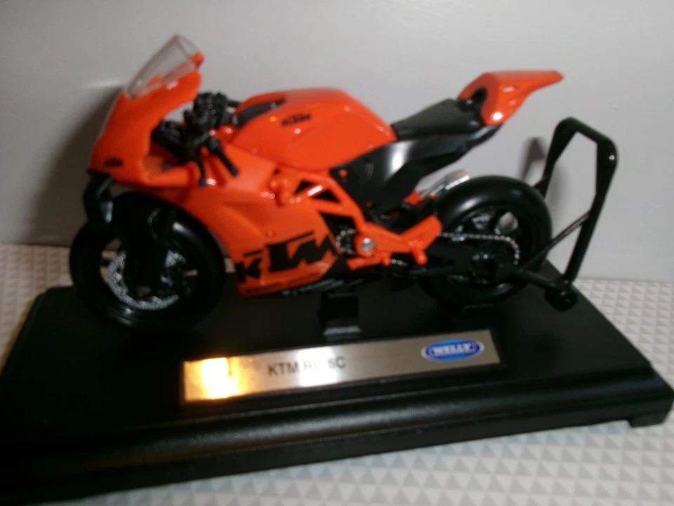 KTM RC 8  ORANGE  - 1:18 Welly auf Standplatte - Bild 2 von 4