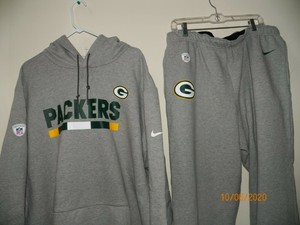 green nike sweatsuit