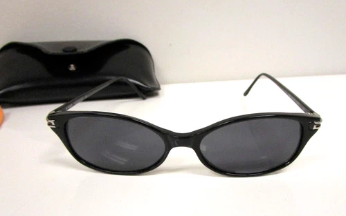 Fendi Women's Full Frame F506 Black Frame Sunglasses