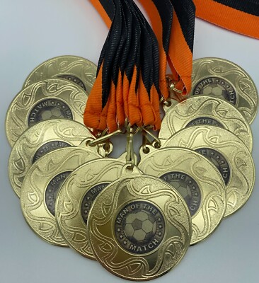 10 x Man of the Match Medaillen mit orangen & schwarzen Bändern, goldene Fußballmedaille