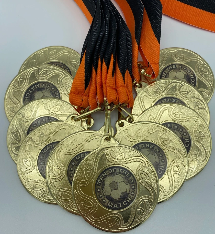 SPA TROPHIES 10 x Man of the Match Medaillen mit orange & schwarzen Bändern, goldene Fußballmedaille