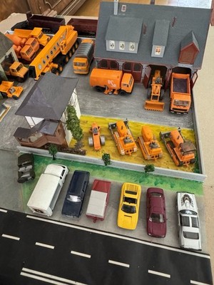 Modellbau Diorama Baustelle/Bauhof bemalt mit Gebäuden & LKW, Kran, Walze