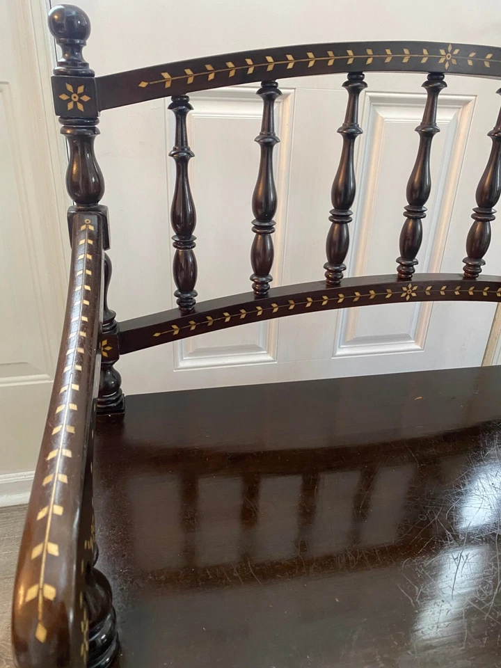 Banco de madera con incrustación de hueso indio anglo de Oriente Medio envejecido de principios del siglo XX Foto 4 de 4