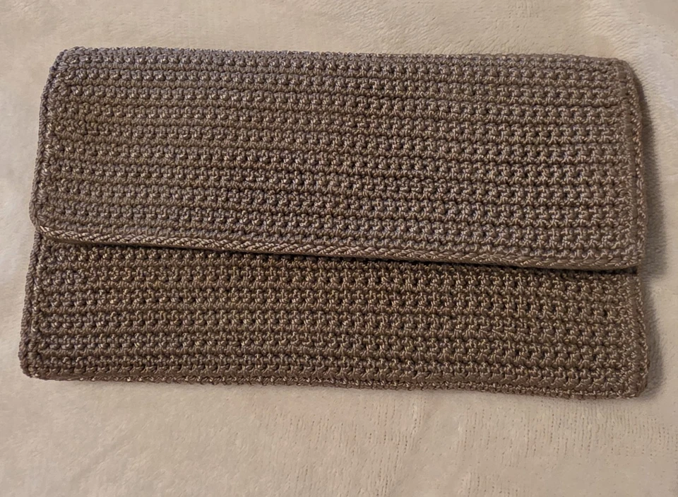 The Sak Mujer Beige Crochet Triple Tejido Estilo Bolso sin asas Cartera Bolígrafo Porta tarjetas Foto 3 de 3