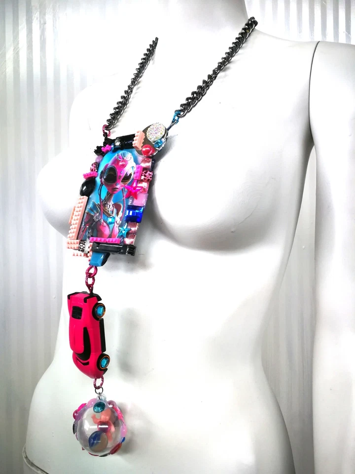 Joyería de fantasía alienígena colgante collar futurista vanguardista amuleto planetario Foto 2 de 4