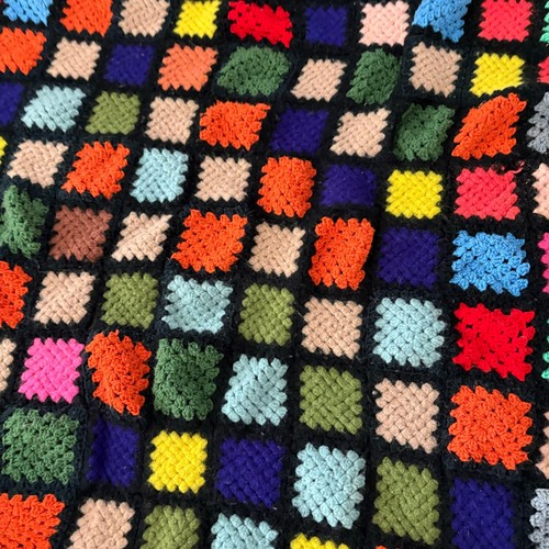 Manta afgana vintage hecha a mano colorida Rosanne Granny cuadrada de ganchillo 61 x 54" - Imagen 3 de 9