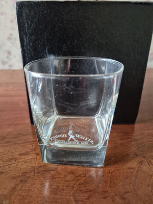 Johnnie Walker Est. 1820 Scotch Whisky quadratisch rund Spirituosenglas Sammlerstück