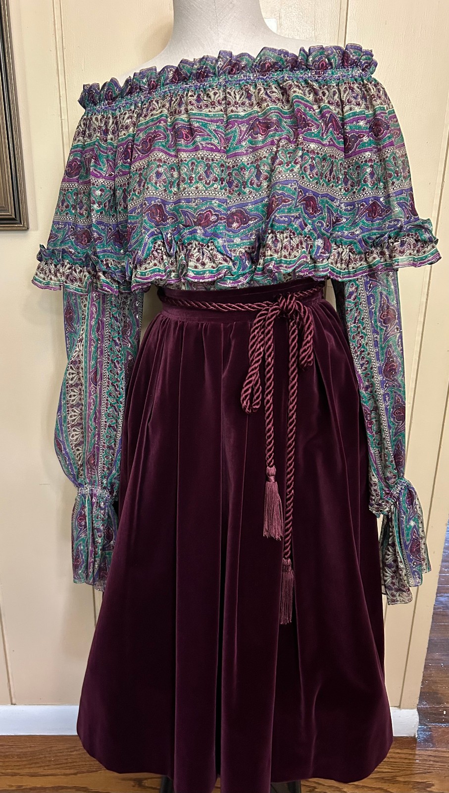 Gonna vintage Yves Saint Laurent Rive Gauche in velluto marrone e top spalle scoperte