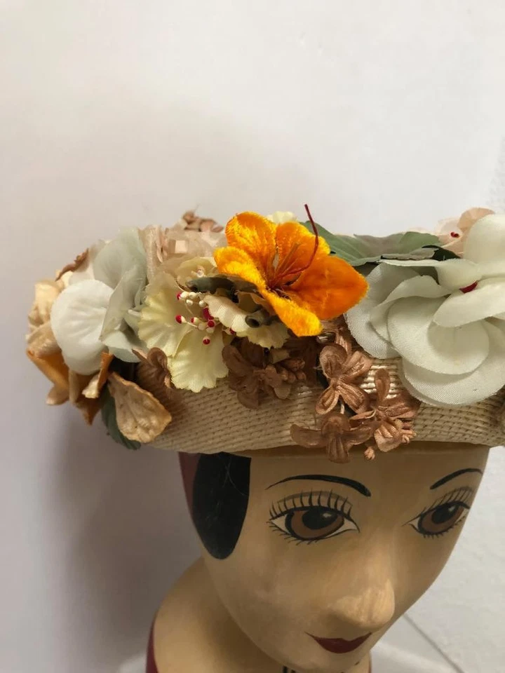 Sombrero vintage años 40-50 Gardner Paris mezclado floral adornado ala paja pastilla sombrero Foto 3 de 4