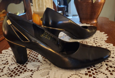 Vtg Julianelli Black Pumps Gold Trim Cutout at Upper Heels Sz 7 aaaa (Narrow)
