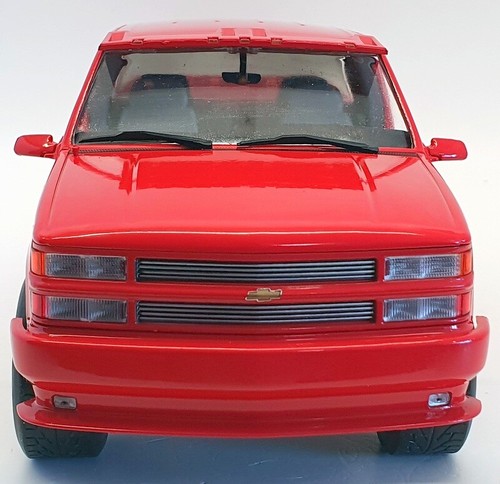 Greenlight 1/18 Scale 19073 - 1997 Chevrolet Custom Silverado 3500 - Red - Picture 5 of 7