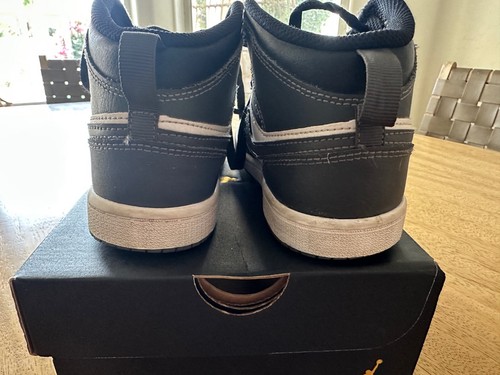 2Y Nike Air Jordan 1 Mid in black and white - Picture 4 of 5