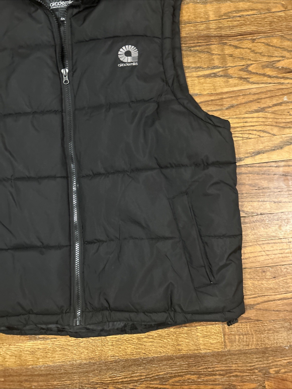 Akademiks Full Zip Puffer Mens Vest - Size  5XL Black - Y2K Streetwear image 4