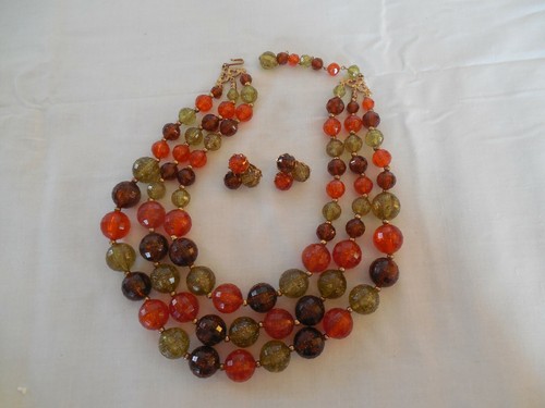 Vintage three strand lucite beaded statment necklace 20" w/matching earrings - Picture 4 of 7