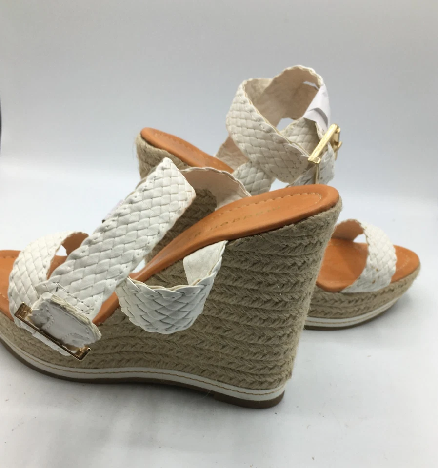 Zapatos de tacón de cuña Madden Girl Narla blancos de cuero sintético para mujer de 4" 6,5 M punta abierta Foto 4 de 4