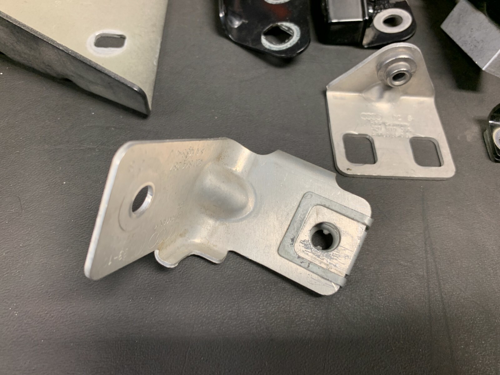 2012 AUDI R8 V10 GT OEM DRIVER REAR QUARTER PANEL BODY MOUNTING BRACKETS