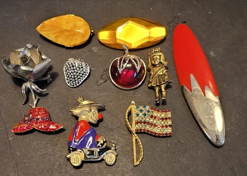 Vintage Lot of 10 Gold & Sliver Tone Brooch/Pins  Some Signed  Strang Lot