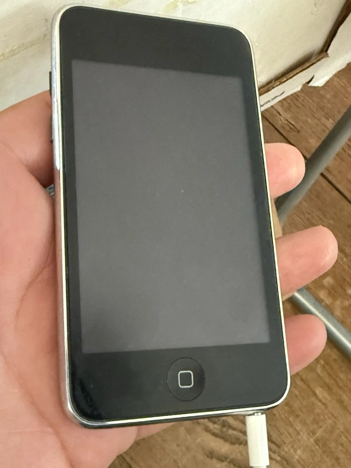 Apple iPod Touch 3th Generation 32GB Black (MC008LL) – Works Great - Image 2 of 4