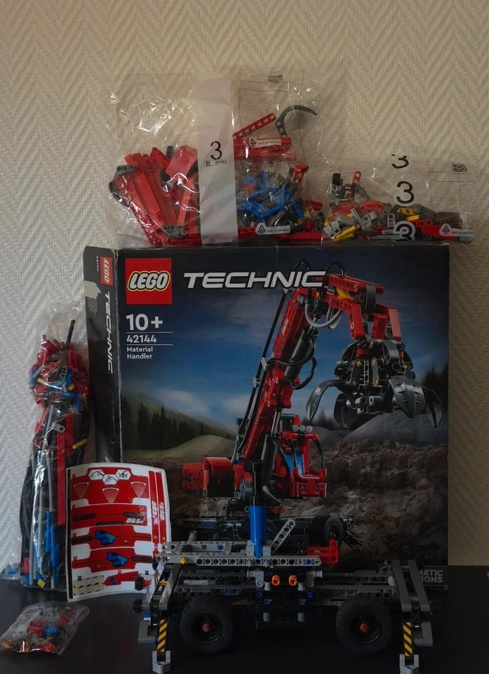 LEGO Technic 42144 Material Handler, photo 1 sur 5