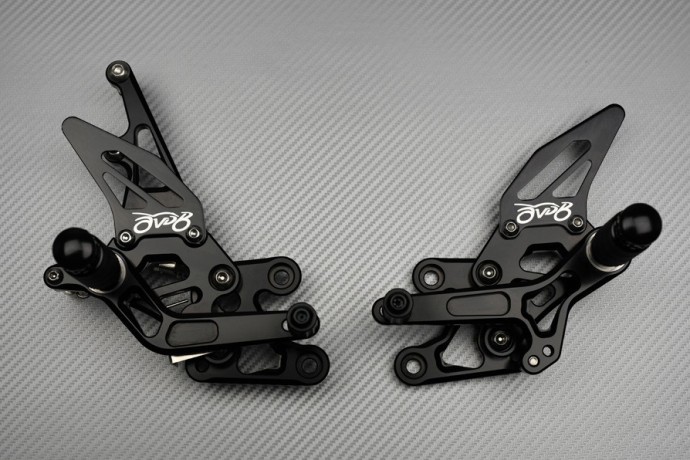 Commandes reculées moto noires réglables pour optimiser la position sur FAZER 800