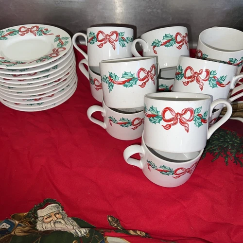 International Tableworks CHRISTMAS RIBBONS #157 Cup Saucer Sets 23 PC EXCELLENT