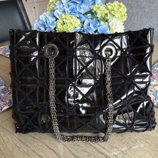 Bolso de Mano Big Buddha Santa Bárbara Acolchado Negro Charol Cadena Plateada Bolso de Viaje