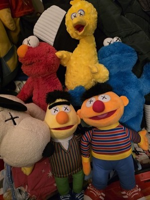 KAWS  x Uniqlo Sesame Street & SNOOPY Plush Plüschtier 