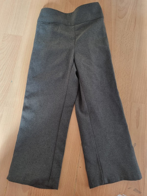 Graue Schulhose für Mädchen ab 5 Jahren.