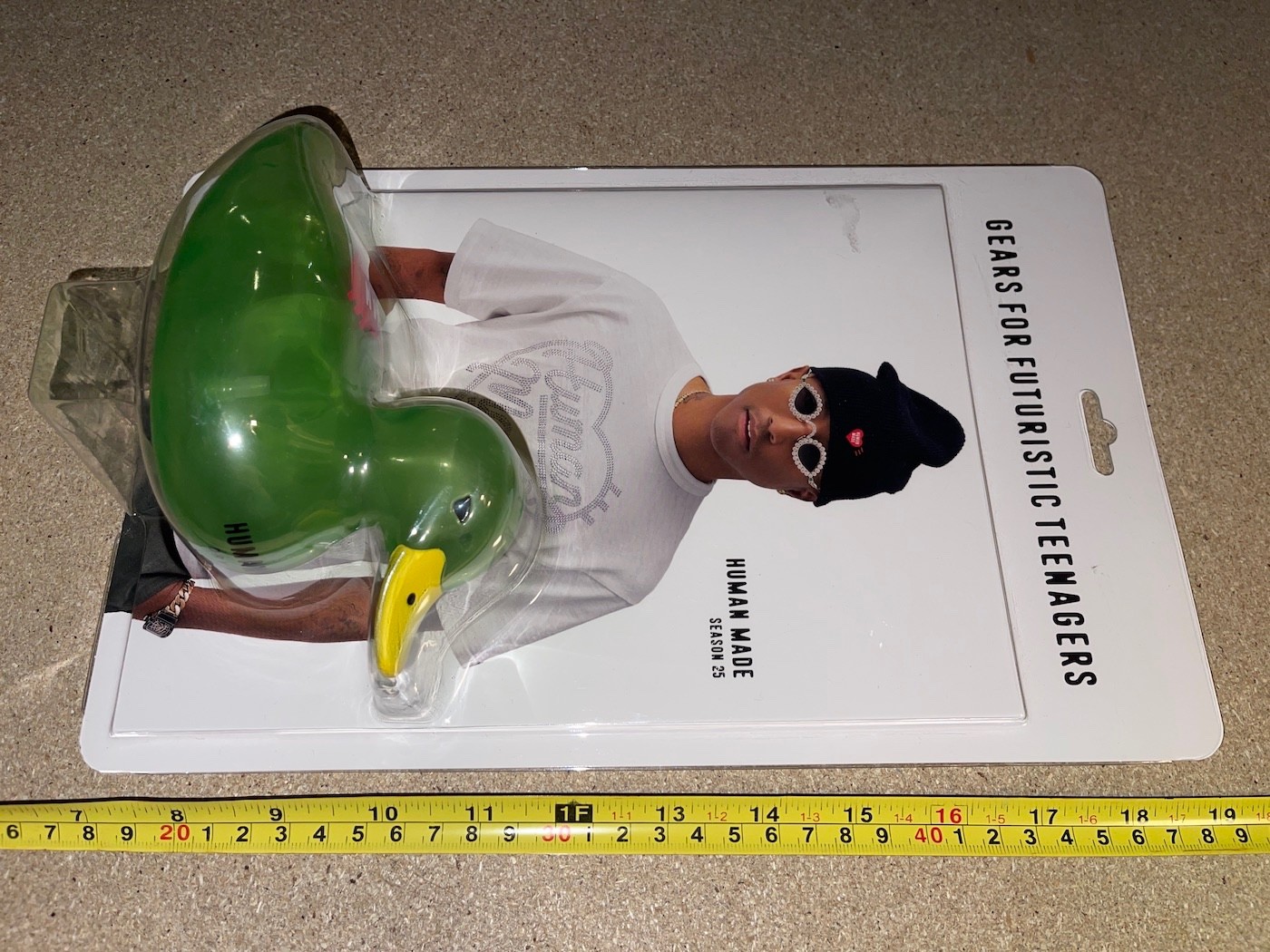 Figurine canard en plastique jaune Human Made et magazine mook culturel importé de Tokyo