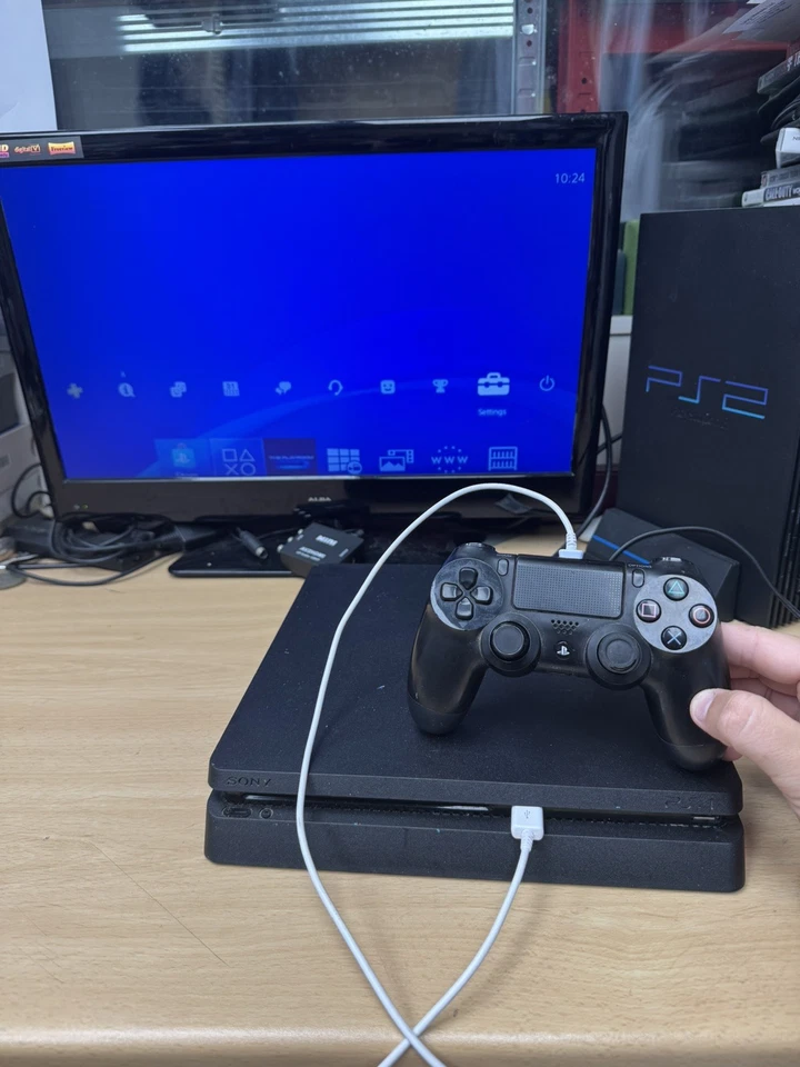 Sony PlayStation 4 Slim, photo 1 of 5