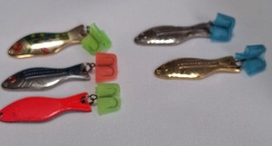 5 DIFFERENT USED AL’S GOLDFISH SPOON LURES VIDEO 2 INCHES LONG NICE