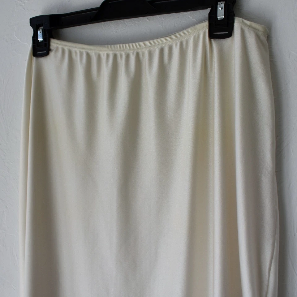 Saia Feminina Vintage Creme Completa Nylon Mescla de Lycra com Fenda Lateral Tamanho 10 - Imagem 2 de 4