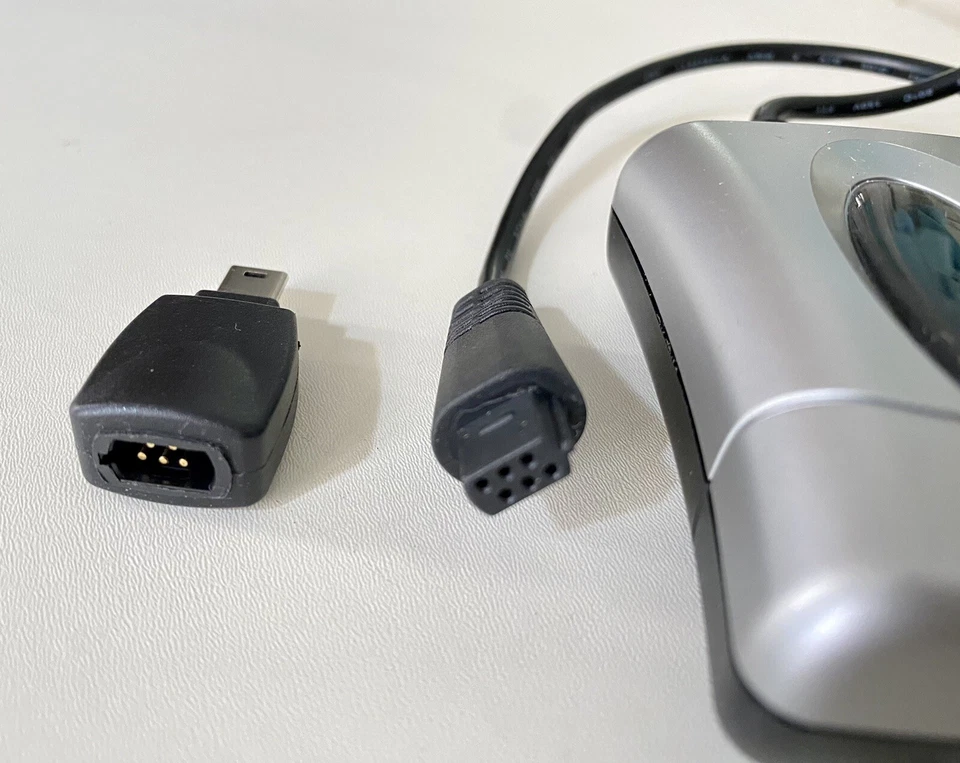 Adaptador de CA iGO modelo 6630043-0311 plateado y negro Foto 2 de 4