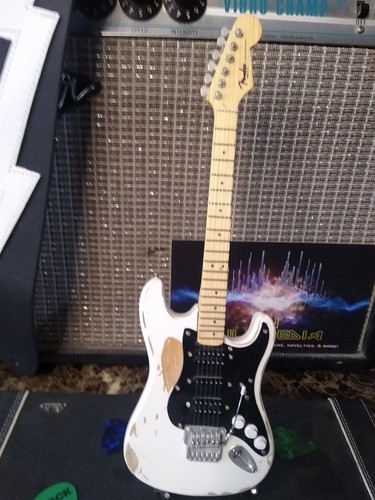 Réplica de Guitarra MICK MARS-Distressed Signature White Strat escala 1:4 ~Axe Heaven~ - Imagen 3 de 5