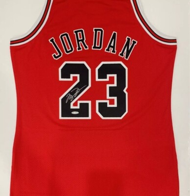 MICHAEL JORDAN SIGNED CHICAGO BULLS JERSEY