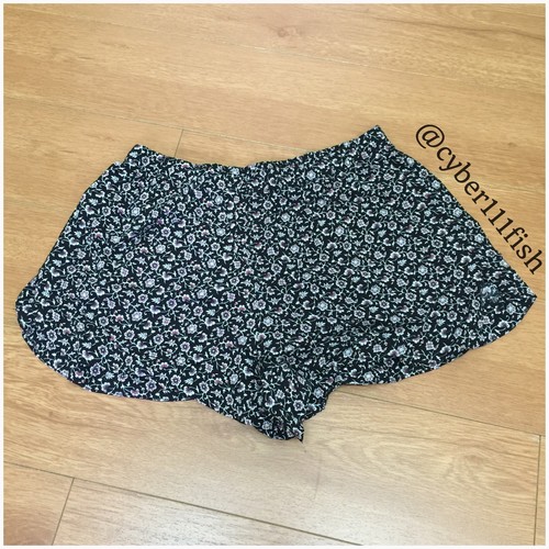 Brandy Melville Floral Remi Short NWT #811 - Picture 2 of 5