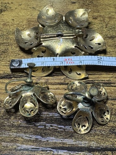 Vintage Coro ivory and gold flower brooch & Screw Back earrings - Picture 3 of 8