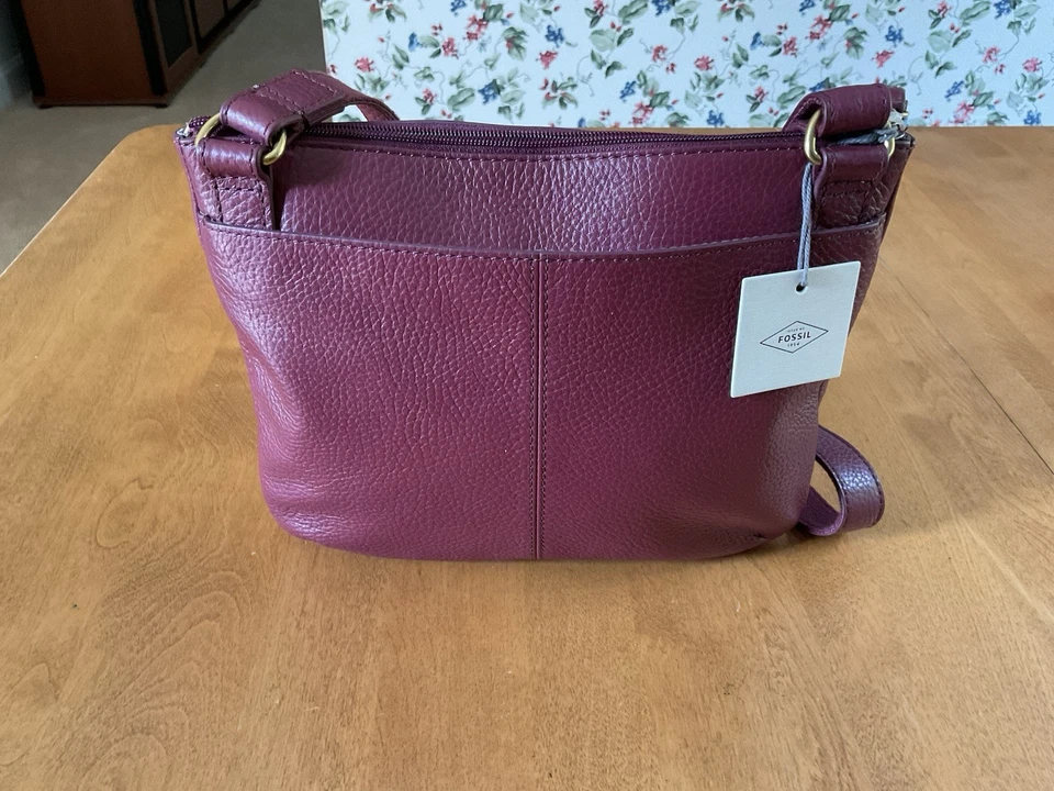 全新带标签! Fossil Tessa 卵石皮革斜挎包葡萄酒 — 第 2/4 张图片