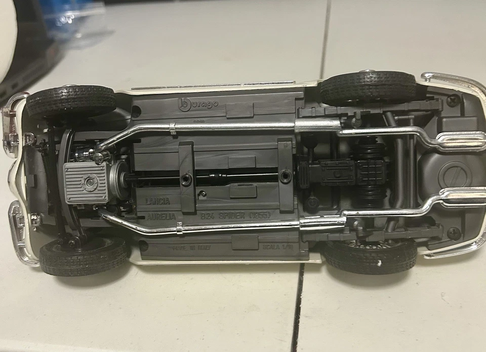 Coche fundido a presión Burago 1955 Lancia Aurelia B24 Spider Roadster escala 1/18 Italia  Foto 4 de 4