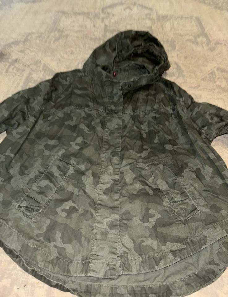 Chaqueta con capucha Union Bay camuflada gris camuflaje talla grande para mujer Foto 2 de 4