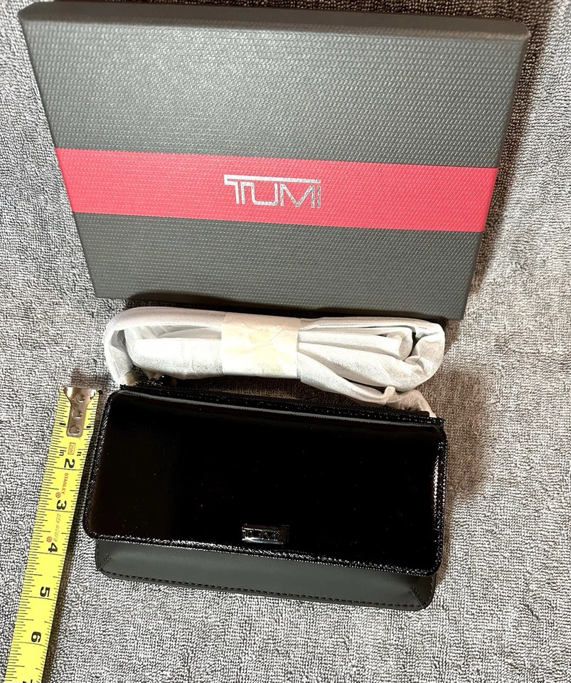 全新带盒 Tumi Belden 黑色漆皮斜挎包/手拿包/钱包 MSRP $195 — 第 3/4 张图片