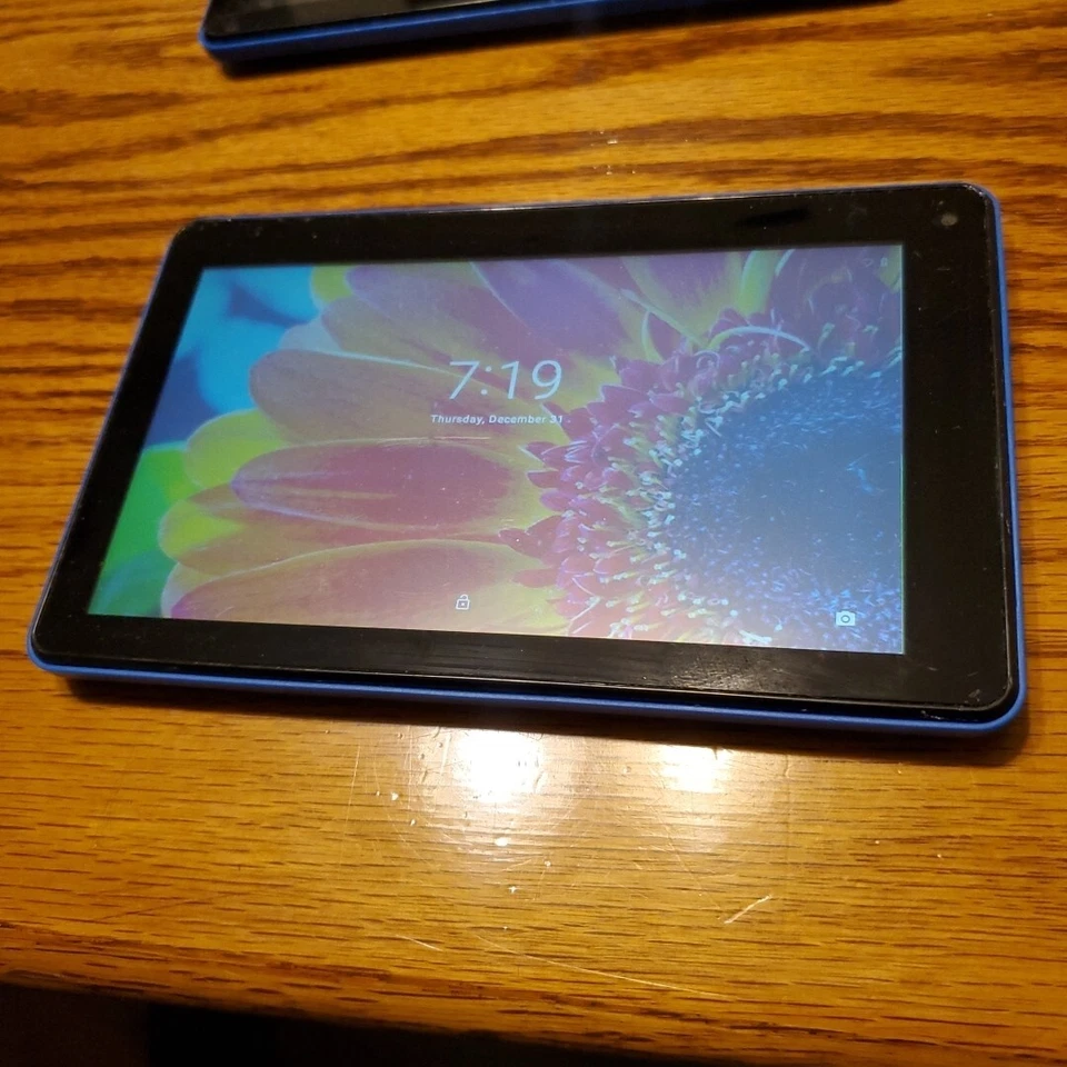 Lote de 2 Tablets RCA Voyager 7”, Preto e Azul Ambos Ligam Um W Tela Danificada - Imagem 2 de 4