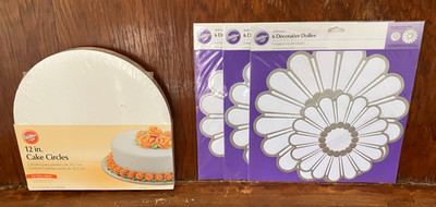 26 Wilton 8  & 12  Cake Boards Circles & Decorative Flower Paper Doilies NEW