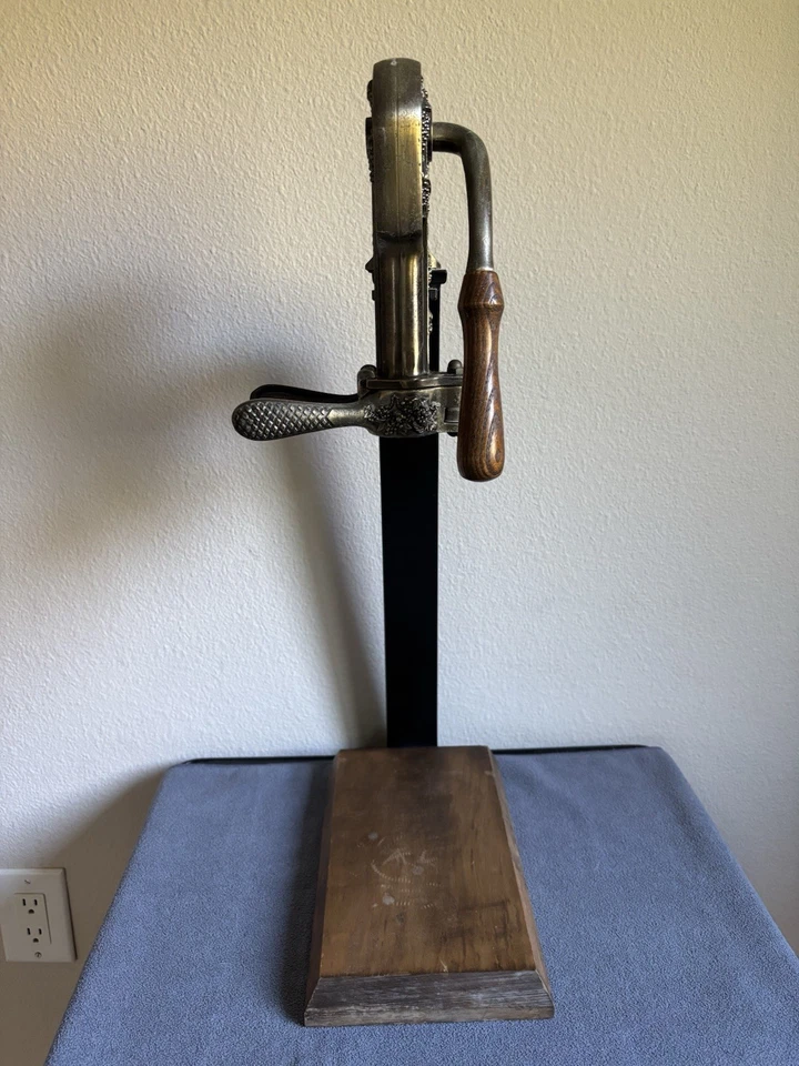 Antiguo tapón de botellas de hierro fundido PAT PEND banco corcho decoración de bar vintage Foto 4 de 4